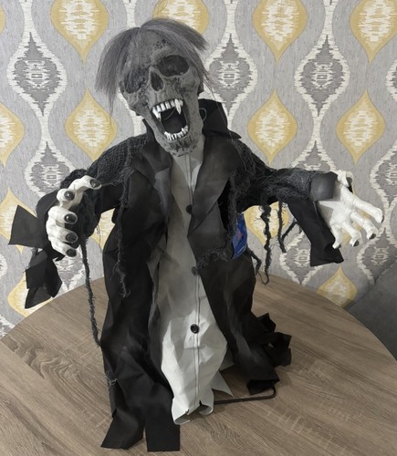 Scary zombie animatronic - zombie,