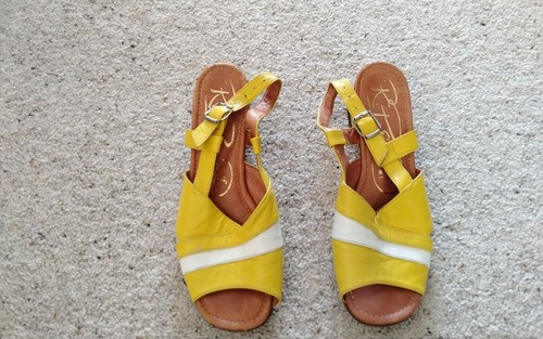 Vintage yellow italian leather - yellow,