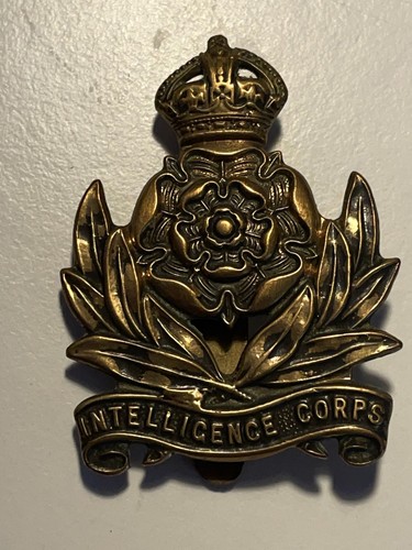 Intelligence corps cap badge - cap,