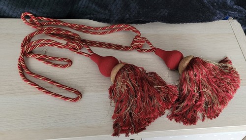 Large red and gold - large, tassel