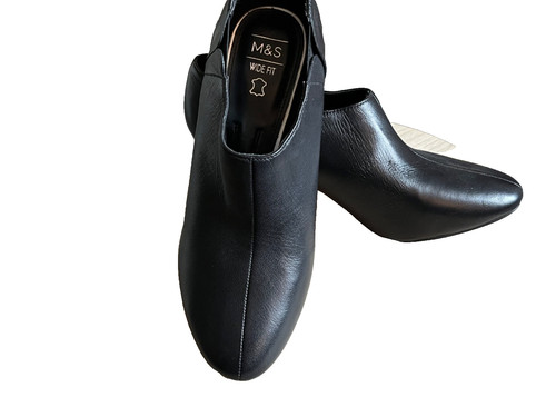 Black leather ankle boot - black,