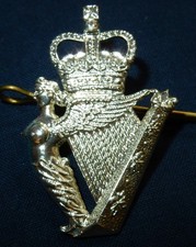 ULSTER DEFENCE (ROYAL IRISH) REGIMENT OTHER RANKS MILITARY CAP BADGE 2 LUGS