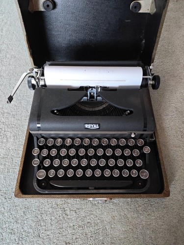 Vintage royal portable - royal,