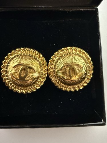 Chanel gold tone logo - cc, round