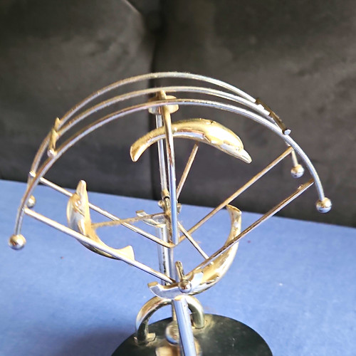 Metal dolphin balancing - metal,
