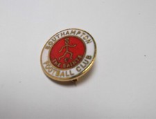 SOUTHAMPTON FC - VINTAGE ENAMEL CREST BADGE (GOLD).