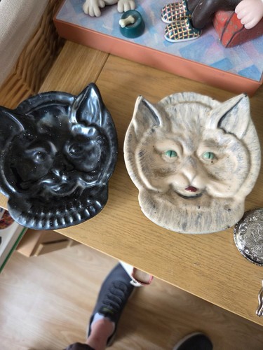 Cast iron ash tray - cast,