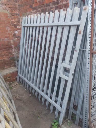 Used palisade gates site - palisade,
