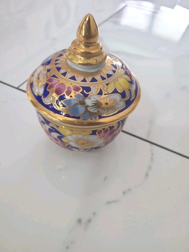 Porcelain lidded bowl - ,, thai