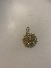 Lovely 9ct gold pendant set with seed pearls
