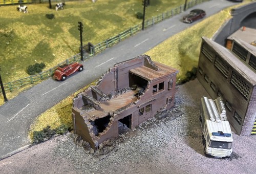 Gauge building ruins - n,