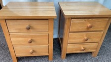 PAIR OF OAK COLOUR SOLID WOOD BEDSIDE CABINETS/TABLES WITH 3 DRAWERS VGC