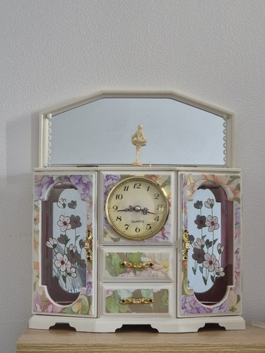 Vintage musical jewellery box - musical,