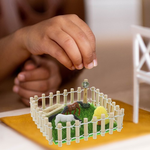 Toy farm buildings - ,