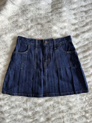 Bnwt women levi pleated - levi's,
