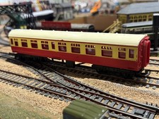 Triang Hornby OO Gauge Red / Cream - Blood and Custard Second Class Coach 