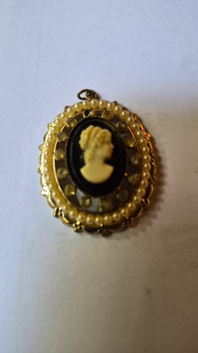 Vintage black cameo pendant - vintage,