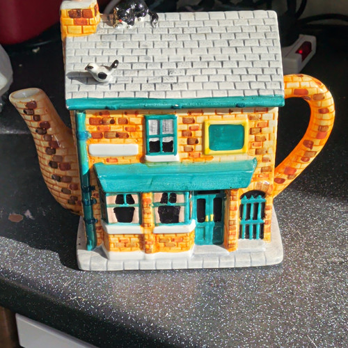 Ceramic novelty cottage house - cottage,