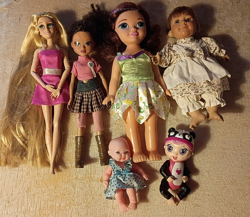Six small dolls rapunzel - six,
