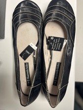 Women's black flat shoes