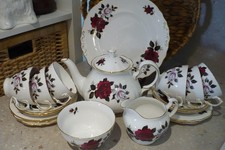 VINTAGE COLCLOUGH AMORETTA BONE CHINA TEA SET WITH TEA POT