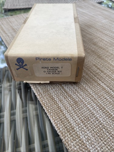 Scale pirate kit - scale, white