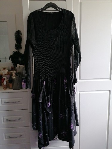 Stunning black crystal pleat - black,