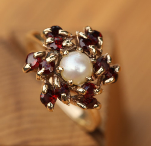 9ct solid yellow gold - gold, garnet