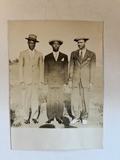 AWESOME 1930s PHOTO of 3 WELL