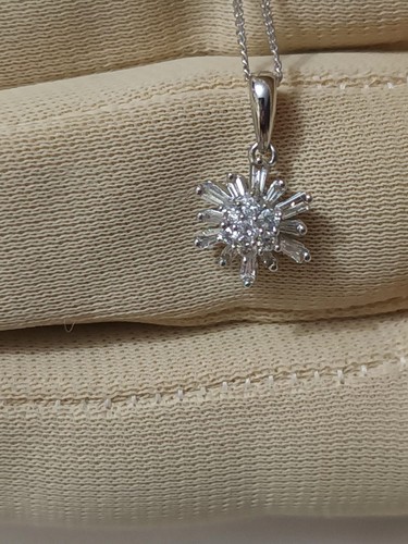 0.20ct diamond pendant 9ct