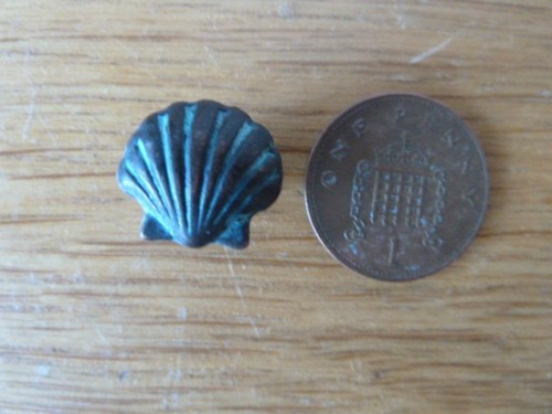 Shell petrol oil pin - petrol, lapel