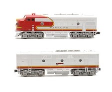 KATO 'N' GAUGE PAIR OF SANTA FE SILVER/RED F7A EMD 300 & F3B EMD DIESEL LOCO