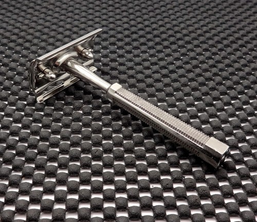 Vintage unknown make safety - de,