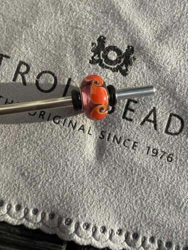 Genuine trollbeads red - , swirl