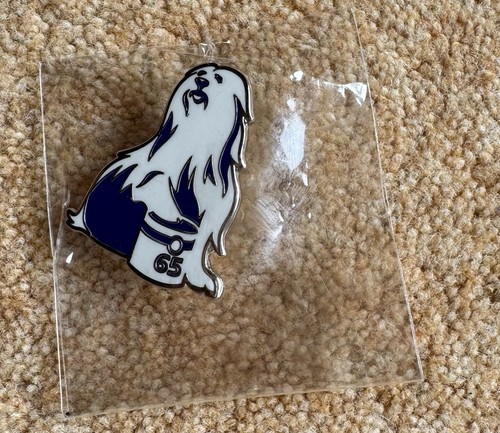 Dulux pin badge commemorate - dulux,