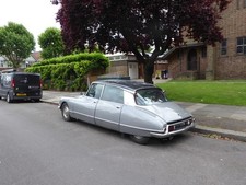 Photo 6x4 Classic car outside