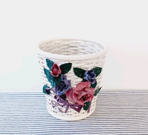 Fun raised flower white wicker - raised,