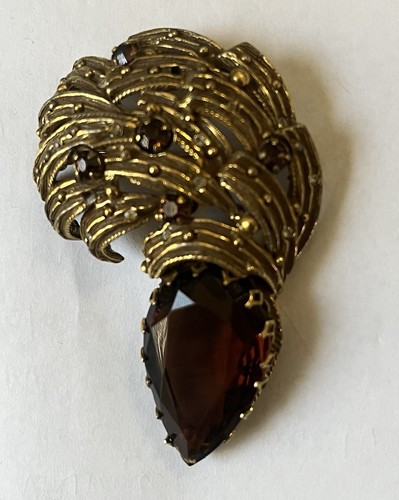 Elsa schiaparelli medusa plume - schiaparelli,