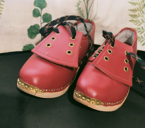 Traditional red leather step - red,