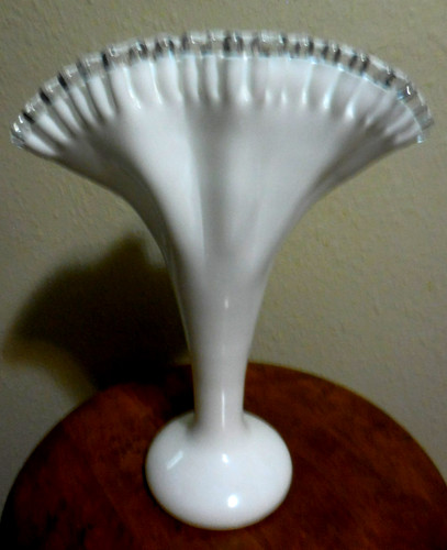 Beautiful vintage fenton fan - beautiful,