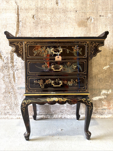Vintage black lacquered asian - black,