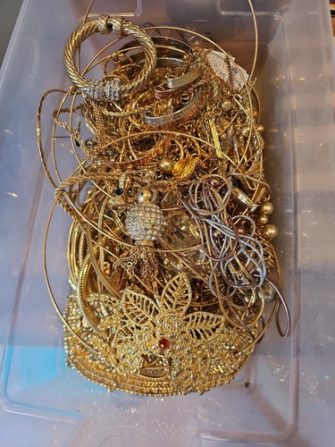 Pound gold tone mostly - 5,