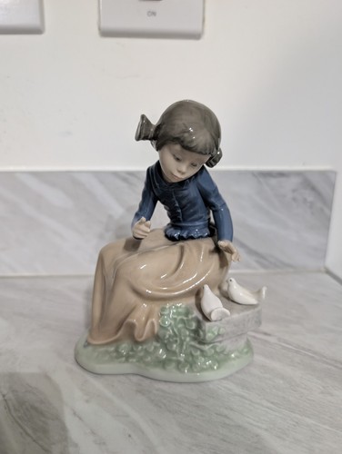 Nao lladro girl - "girl, with