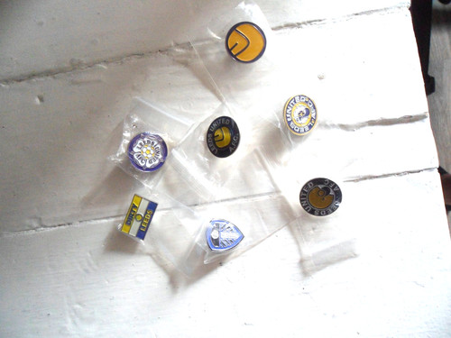 Leeds united pin badges - 7,