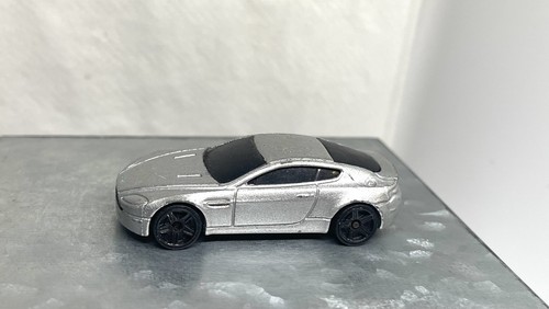 Hot wheels aston martin - aston, v8