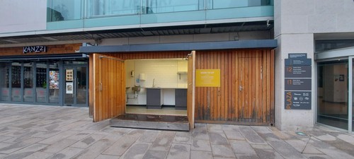 Food retail kiosk dark - /,