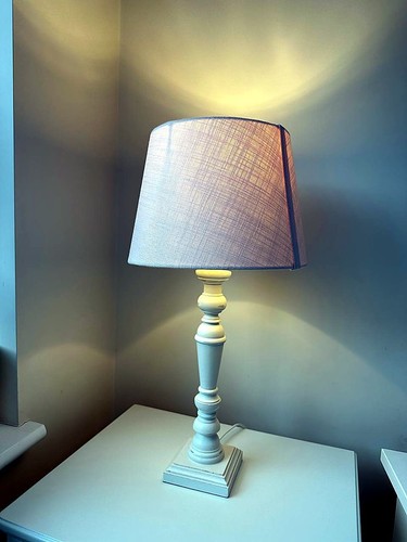 Pair table lamps white - of,