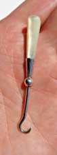 EDWARDIAN SOLID / STERLING SILVER & MOTHER PEARL SMALL BUTTON HOOK