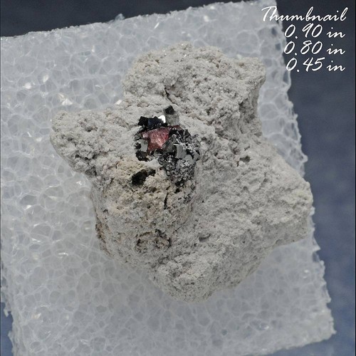 Red beryl bixbyite - /,