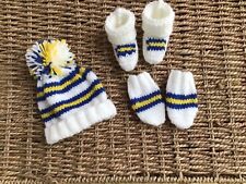 NEW HAND KNIT LEEDS UNITED FC UNISEX POM POM HAT MITTS AND BOOTIES SIZE NEWBORN 